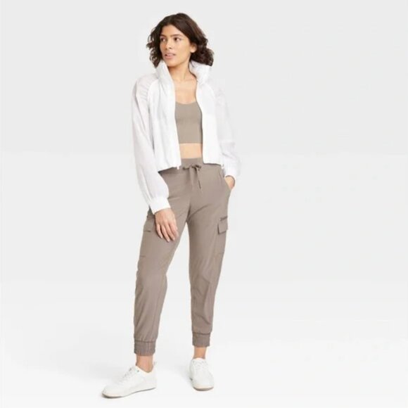 ✨ NWT All in Motion Mid-Rise Cargo Joggers – XS – Beige ✨ - Picture 5 of 7